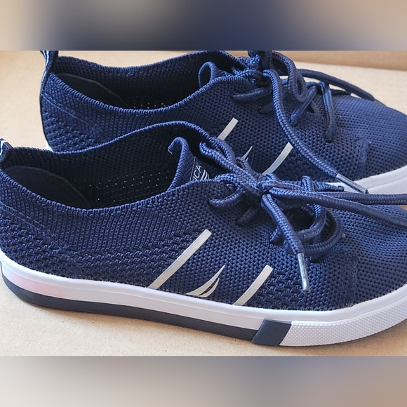 Nautica Toddler shoes. Sz 10. EUC. - Picture 2 of 6